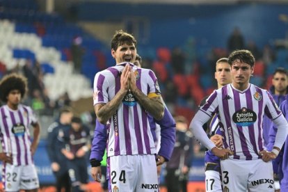 Mirada perdida de los jugadores del Real Valladolid tras el sonrojo en Ipurua.