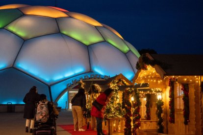 La Cúpula del Milenio adornada con decoración navideña