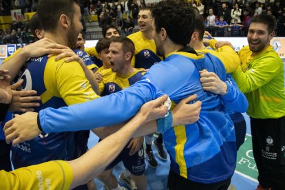 El Recoletas celebra su último triunfo en el derbi en Nava de la Asunción.