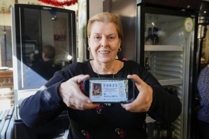 Tina, propietaria del restaurante el Leonés de Marbella posa con un décimo del Gordo del Sorteo Extraordinario de la Lotería de Navidad