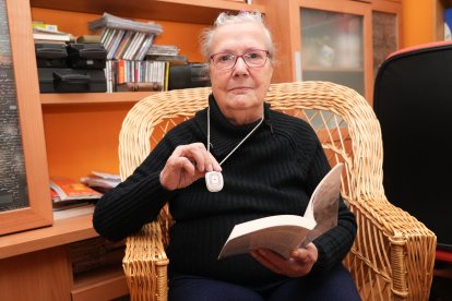 Ana sostiene el botón de teleasistencia que lleva colgado en el cuello