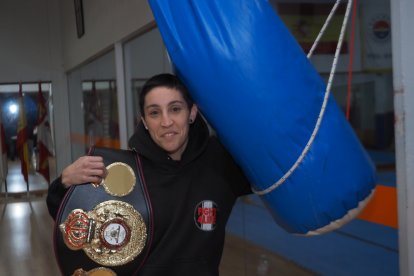 Isa Rivero en el Gimnasio Shotokan junto a un saco y su cinturón de campeona del Mundo.