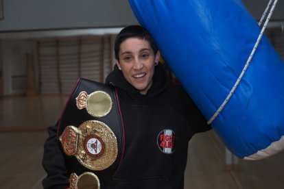 Isa Rivero en el Gimnasio Shotokan junto a un saco y su cinturón de campeona del Mundo.