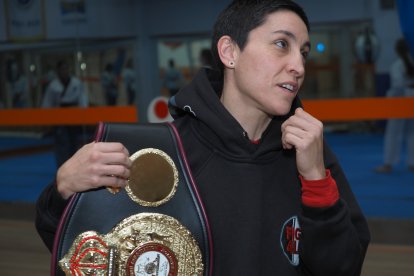 Isa Rivero en el Gimnasio Shotokan junto a un saco y su cinturón de campeona del Mundo.