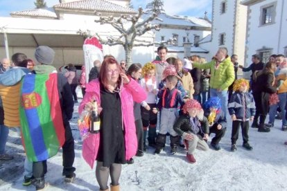 Miembros de la Comisión de Festejos de Villamanín celebran el premio del Gordo de Navidad