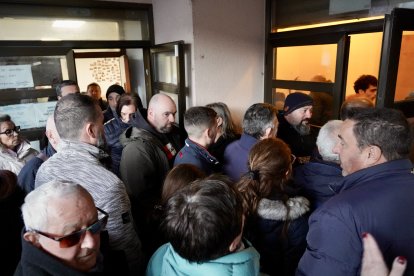 Reunión entre la Comisión de Fiestas de Villamanín y los vecinos premiados con el gordo de la Lotería de Navidad