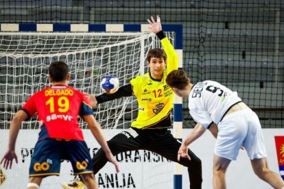 Una parada de Álvaro Pérez con España.