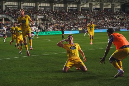 Chuki celebra el gol que dio la victoria al Real Valladolid en El Plantío frente al Burgos.