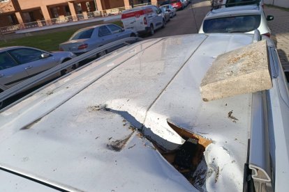 Vehículos afectados por las piedras lanzadas desde el viaducto