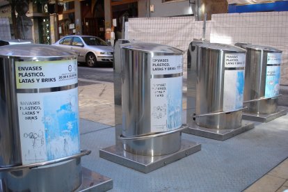 Contenedores soterrados en una imagen de archivo