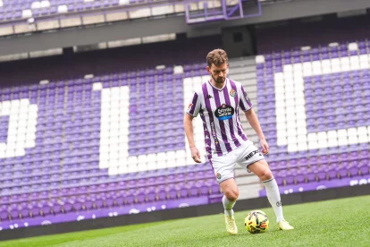 Vegard Erlien pelotea con su nuevo uniforme blanquivioleta.
