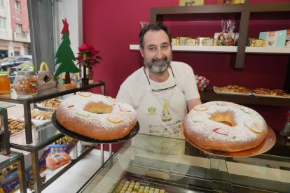 Rafael Mesonero de Confitería Vitín con dos de sus roscones