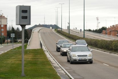 Varios coches circulan ante el radar de la avenida Zamora
