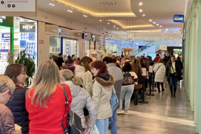 Valladolid 5/1/2026. Colas en la administración de lotería La Rana, de Ríoshopping. Photogenic/Miguel Ángel Santos