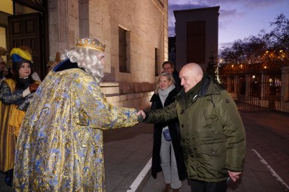El alcalde de Valladolid Jesús Julio Carnero, saluda al rey Melchor antes de la Cabalgata