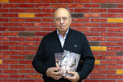 Fernando Franco Jubete con los dos tomos de su Tratado de Gastronomía de Castilla y León.