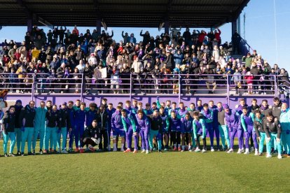 Plantilla y jóvenes aficionados se hacen una foto de familia en los Anexos.