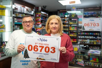 Cristina García y Víctor Sanchez, dueños del estanco en el que se ha vendido un décimo del primer premio de la Lotería del Niño