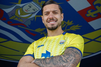 Javi Sánchez ya posa como nuevo jugador del FC Arouca.