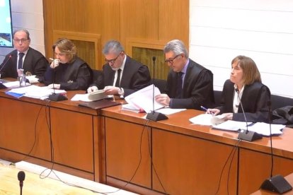 El primero por la izquierda, el Fiscal Anticorrupción, Tomás Herranz, durante la exposición de su informe final en el juicio de la 'trama eólica'