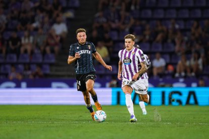 Garri sube con el balón ante Cantero en el debut de los blanquivioleta en la Liga, frente al Ceuta.