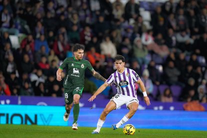 Maroto contra el balón en el partido ante el Racing.