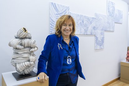 May Criado, en Espacio Abierto junto a una de sus cerámicas y obras de Begoña Pérez