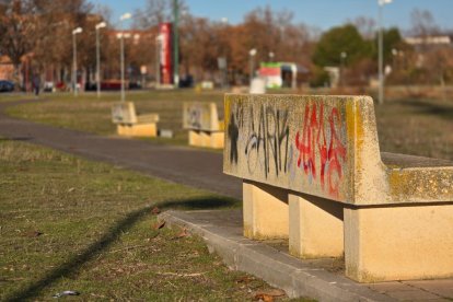 Bancos vandalizados en el entorno del campus Miguel Delibes de la Universidad de Valladolid.