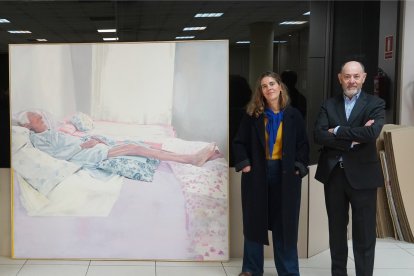 Celia Guilarte, componente del jurado, y Jesús Posadas, presidente de Acor, con la obra premiada