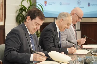 Alfonso Fernández Mañueco y Antonio Largo Cabrerizo durante la firma del plan de inversiones.