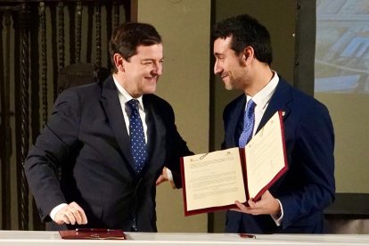 Mañueco y David Esteban firman un protocolo de colaboración con el Ayuntamiento de Medina de Rioseco