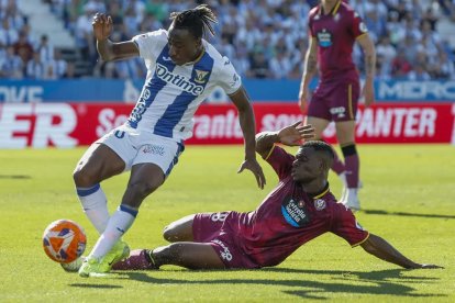 Alani se va al suelo ante Diomandé en Butarque en el duelo de la pasada temporada en Primera.