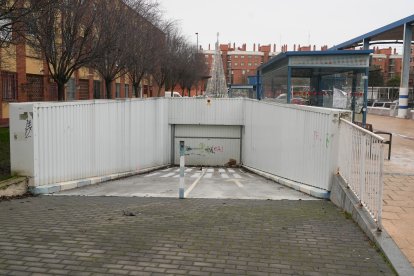 Entrada al parking de la plaza de la Solidaridad en el barrio de La Victoria.