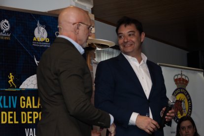 Gonzalo Cebrián (a la derecha) junto al seleccionador nacional Luis de la Fuente en Los Desayunos de la APDV.