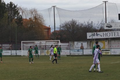 Una acción del partido entre Astorga y Real Valladolid Promesas en la Eragudina.