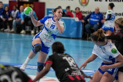 Naroa Baquedano lanza ante Lanzarote en Huerta del Rey.