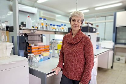 La investigadora del Irnasa-CSIC Silvia Manrique. A la izquierda, puntos verdes en el desarrollo de los óvulos.