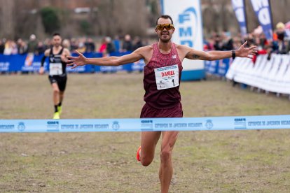 Dani Arce celebra su victoria en el Cross Nacional ‘Ciudad de Valladolid’ 2026.