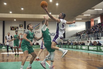 Pablo Marín penetra ante la defensa del CB Toledo.