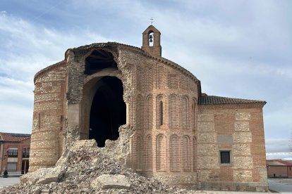 Ábside derrumbado de la iglesia de Zapardiel en Valladolid.