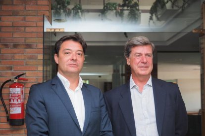 Gonzalo Cebrián junto a Cayetano Martínez de Irujo en Los Desayunos de la APDV en la Real Sociedad Hípica.
