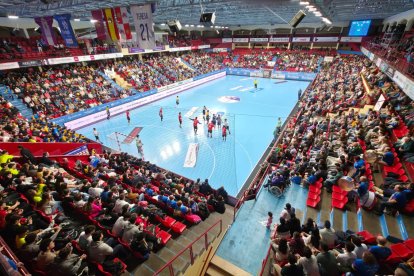 Vista panorámica de un partido del Recoletas Atlético Valladolid ante el Ademar en Huerta del Rey.