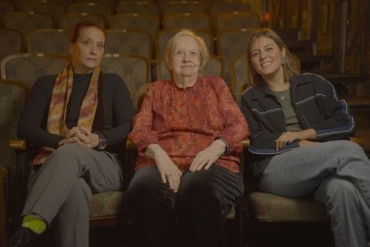 Teresa y Leti Ferrer, nieta e hija de Uta Hagen, junto a Sara Velasco durante una entrevista del documental.