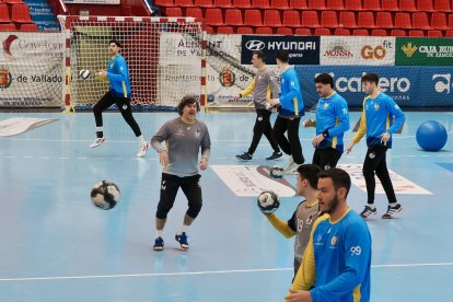 Iñaki Malumbres dirige el calentamiento del recoletas en su vuelta al trabajo en Huerta del Rey.