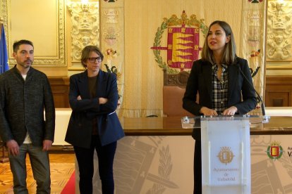 Javier H. Estrada y Mariona Viader, codirectores de Seminci para la 71 edición, junto a la concejala Blanca Jiménez.
CULTURA
