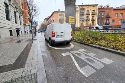 Una furgoneta accede a la Zona de Bajas Emisiones por España.