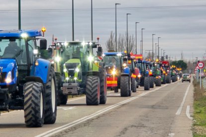 Columna de tractores entrando en Valladolid.