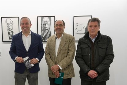 Víctor Alonso, Manuel Llorente y Aurelio Fernández, hoy, en el Teatro Zorrilla.