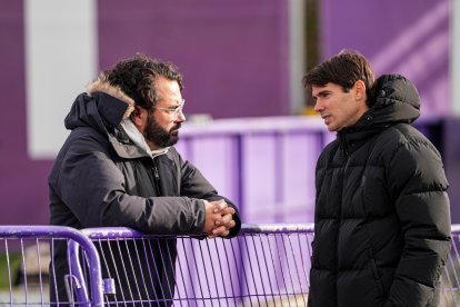 Aitor Unzué (derecha) charla con Víctor Orta durante el entrenamiento del lunes.
