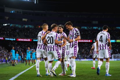 Jugadores del Real Valladolid festejan uno de los tres goles al Ceuta en Zorrilla.
